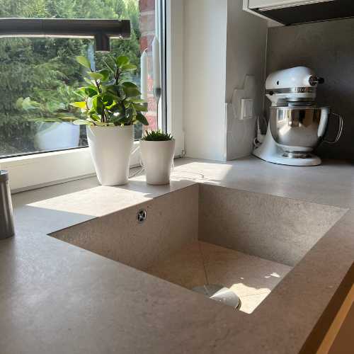 Spülbecken in Küche aus Keramik