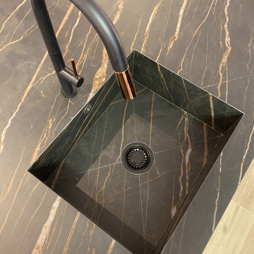 Spülbecken in Küche aus Keramik